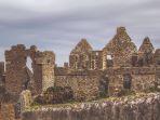 dunluce-castle-reruntuhan-abad-pertengahan-di-irlandia-yang-menjadi-saksi-bisu-banyak-kejadian.jpg