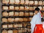 ema-satu-jimat-keberuntungan-yang-bisa-kamu-beli-di-kuil-jepang.jpg