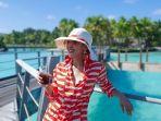 fashion-syahrini-saat-liburan-ke-bora-bora.jpg