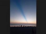 fenomena-terbenamnya-matahari-atau-sunset-di-bali-disertai-garis-berwarna-biru.jpg