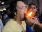 Fire Paan - Alamak! Jajanan Khas India Ini Disodorkan ke Dalam Mulut dengan Api Menyala, Tertarik?