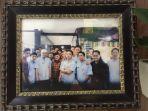 foto-bj-habibie-di-rumah-makan-padang-sari-bundo.jpg
