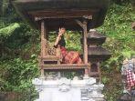 foto-dua-bule-yang-viral-lecehkan-tempat-suci-di-bali.jpg