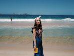 foto-luna-maya-saat-traveling-ke-pantai.jpg