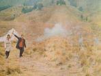 foto-prewedding-pakai-flare-di-bukit-teletubbies-gunung-bromo-yang-sebabkan-kebakaran.jpg