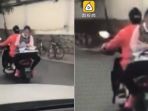 Jangan Ditiru! Gadis Tiongkok Tertangkap Kamera Kerjakan PR di Motor Sambil Hadap Belakang, Kok Bisa