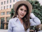 gaya-chic-acha-sinaga-dengan-paduan-boater-hat-sebagai-aksesorinya.jpg