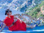 gaya-fashion-syahrini-selama-liburan-ke-italia.jpg
