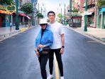 gaya-syahrini-dan-reino-barack-saat-libur-lebaran-di-universal-studio-singapura.jpg