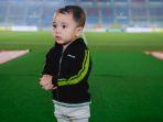 gemasnya-rayyanza-cipung-foto-di-pinggir-lapangan-sepak-bola-jepang-menjadi-suporter-cilik.jpg