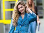 gigi-hadid-modis-dengan-jeans-look-saat-traveling.jpg