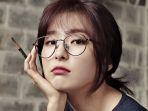 girlband-kpop-menggunakan-kacamata.jpg