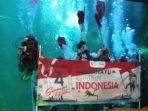 gladi-resik-kolone-bersenjata-dan-pengibaran-bendera-merah-putih-di-akuarium-sea-world-ancol.jpg