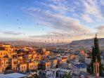goreme-adalah-sebuah-desa-dengan-populasi-sekitar-2000-penduduk-di-cappadocia-turki.jpg