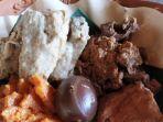 gudeg-lengkap-di-omah-joglo-pawon-denok.jpg