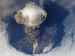gunung-meletus-dilihat-dari-luar-angkasa_20170803_125152.jpg