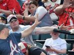hampir-terkena-tongkat-baseball_20180216_150610.jpg