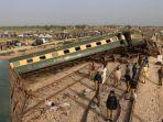 hazara-express-kecelakaan-pakistan.jpg