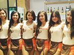 hooters-girls_20170407_092716.jpg
