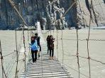 hussaini-hanging-bridge-di-pakistan.jpg