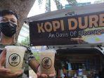 i-putu-alit-pranata-utama-menunjukkan-hasil-kopi-durian.jpg