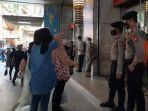 ibu-ibu-protes-kepada-petugas-yang-berjaga-di-pasar-tanah-abang.jpg