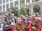 ignasius-jonan-saat-mencoba-becak-listrik-ugm-bersama-dengan-rektor-ugm-panut-mulyono.jpg