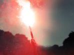 ilustasi-menyalakan-flare-atau-kembang-api.jpg