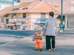 ilustrasi-anak-kecil-yang-menyeberangi-jalan-dengan-didampingi-orang-dewasa.jpg