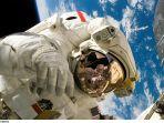 ilustrasi-astronot-di-luar-angkasa-1.jpg