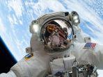 ilustrasi-astronot-di-luar-angkasa.jpg
