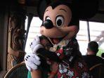 ilustrasi-badut-mickey-mouse-memeluk-wanita-di-rumah-makan.jpg