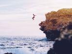 ilustrasi-bermain-cliff-jumping.jpg