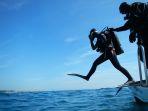 ilustrasi-diver-yang-hendak-menyelam.jpg