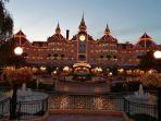ilustrasi-hotel-disneyland.jpg