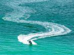 ilustrasi-jet-ski-menyebrangi-pulau.jpg