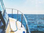 ilustrasi-kapal-pesiar-yang-berlayar-di-laut-lepas.jpg