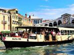 ilustrasi-kapal-vaperetto-atau-bus-air-di-venesia-italia.jpg