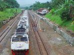 ilustrasi-kereta-api-yang-berhenti-di-stasiun-bumiayu.jpg