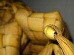 ilustrasi-ketupat-yang-dianyam-dari-janur-untuk-disajikan-saat-hari-besar.jpg