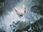 ilustrasi-liburan-ke-air-terjun.jpg