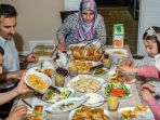 ilustrasi-makan-bersama_20170530_092501.jpg