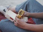 ilustrasi-makan-burger-mcdonalds.jpg