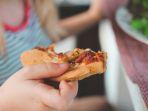 ilustrasi-makan-pizza-hut.jpg