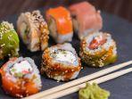 ilustrasi-makan-sushi.jpg