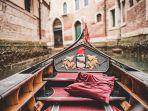 ilustrasi-menaiki-gondola-la-riviera-pik-2.jpg
