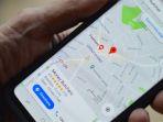 ilustrasi-menggunakan-aplikasi-google-maps-di-jalan.jpg