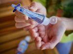 ilustrasi-menggunakan-hand-sanitizer-1.jpg