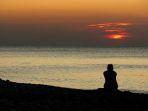 ilustrasi-menikmati-sunset-di-pantai.jpg