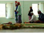 ilustrasi-menunaikan-ibadah-salat-di-masjid-terdekat-dari-stasiun-tugu-jogja.jpg